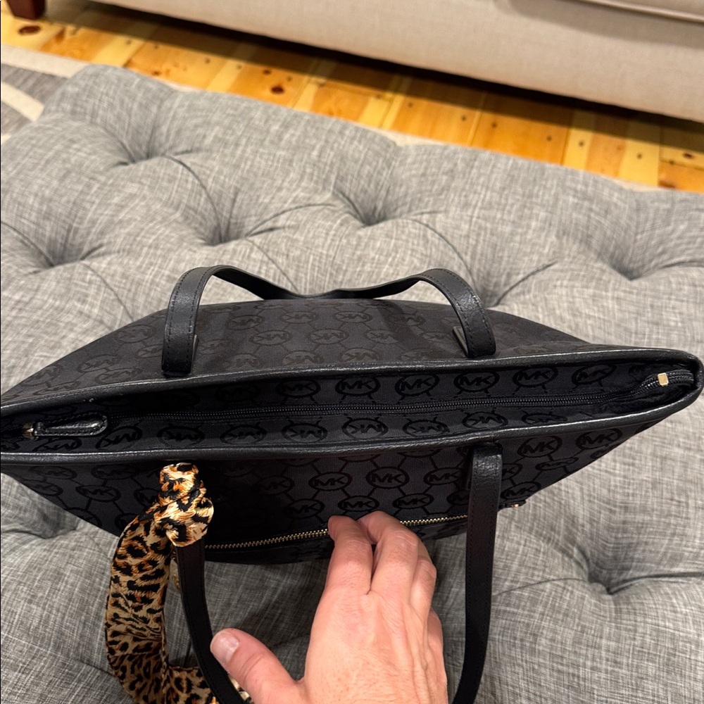 Michael Kors Bag Bennet Black Signature Logo Tote - Picture 10 of 17
